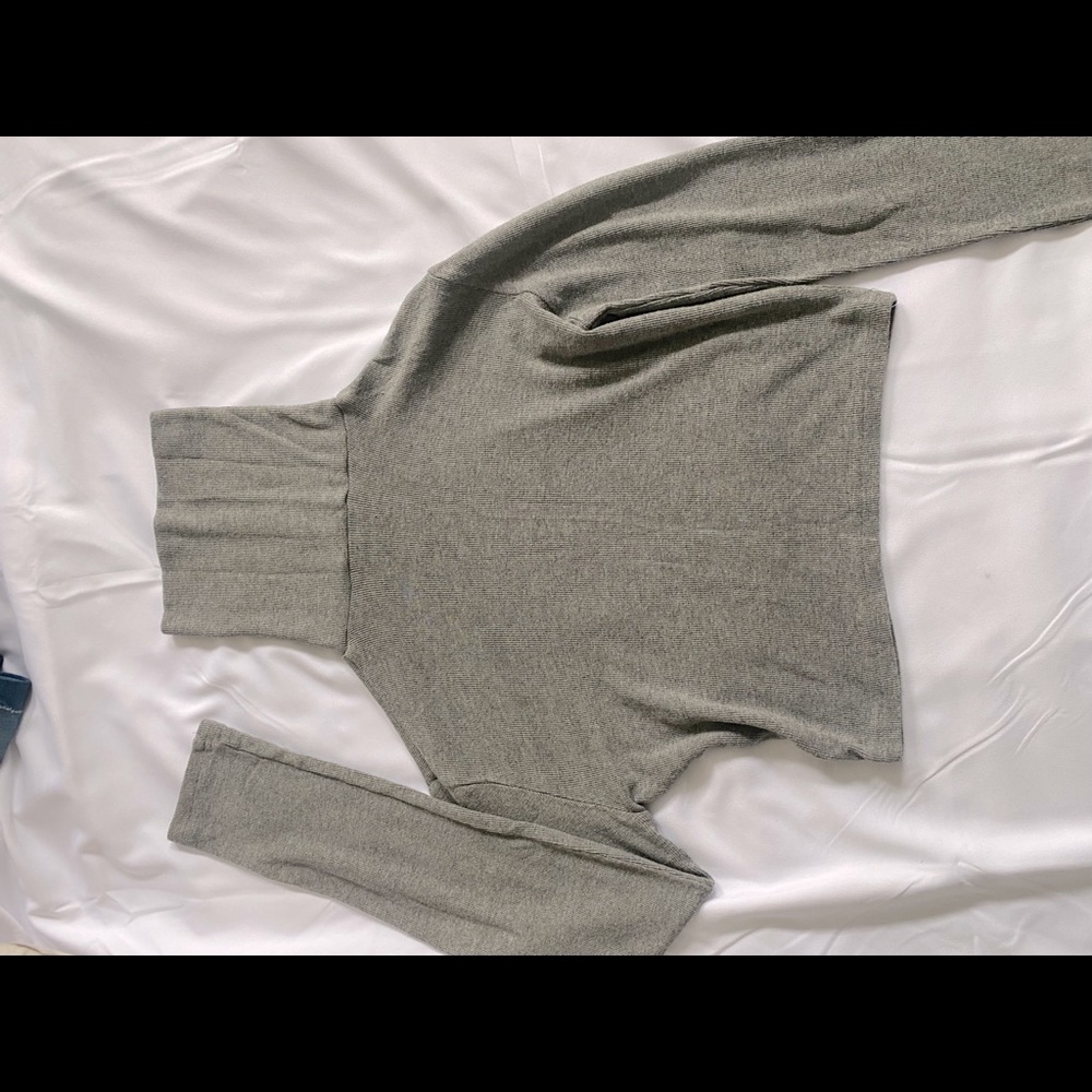 Akira- Gray Turtleneck ribbed cropped